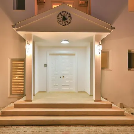 Rueya Kas,peninsula With Lawn Garden וילה קס