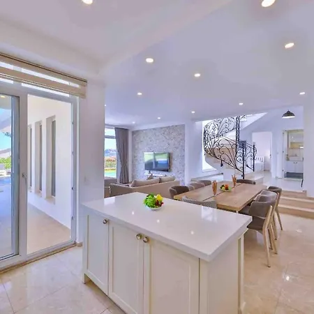 Rueya Kas,peninsula With Lawn Garden