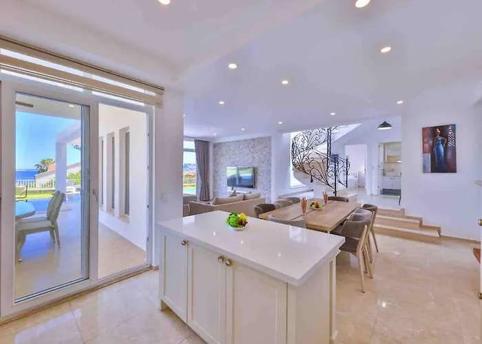 Rueya Kas,peninsula With Lawn Garden