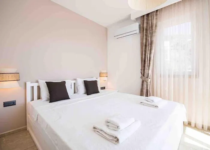 Rueya Kas,peninsula With Lawn Garden Villa